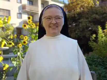 Schwester Cherubine vor dem Mutterhals in Ilanz