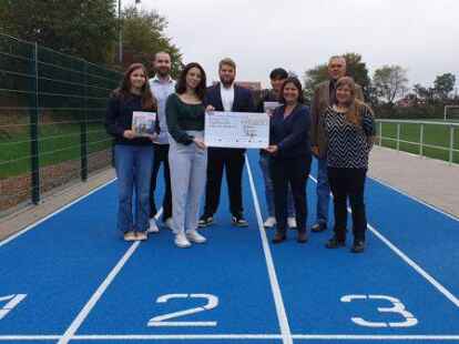 5000 Euro &uuml;berreicht: Das Dietrich-Bonhoeffer-Gymnasium unterst&uuml;tzt den Verein &bdquo;&Auml;rzte ohne Grenzen&ldquo;. Bei der Scheck&uuml;bergabe vertreten waren (von links) Jule Peschke (SV), Daniel Winterhoff (SV-Beratungslehrer), Blinera Jakupi (SV), Josef Nguyen (SV), Christopher Tschorr (SV), Dr. Kerstin Klein (&Auml;rzte ohne Grenzen), J&uuml;rgen Steffens (stellvertretender Schulleiter) und Jasmin Kandt (F&ouml;rderverein).