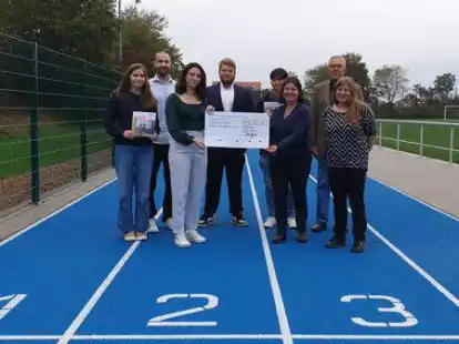 5000 Euro &uuml;berreicht: Das Dietrich-Bonhoeffer-Gymnasium unterst&uuml;tzt den Verein &bdquo;&Auml;rzte ohne Grenzen&ldquo;. Bei der Scheck&uuml;bergabe vertreten waren (von links) Jule Peschke (SV), Daniel Winterhoff (SV-Beratungslehrer), Blinera Jakupi (SV), Josef Nguyen (SV), Christopher Tschorr (SV), Dr. Kerstin Klein (&Auml;rzte ohne Grenzen), J&uuml;rgen Steffens (stellvertretender Schulleiter) und Jasmin Kandt (F&ouml;rderverein).