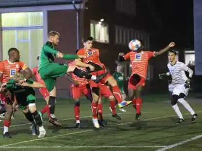 Larrelt bekam den Ball in der ersten Halbzeit nicht im Kasten untergebracht.