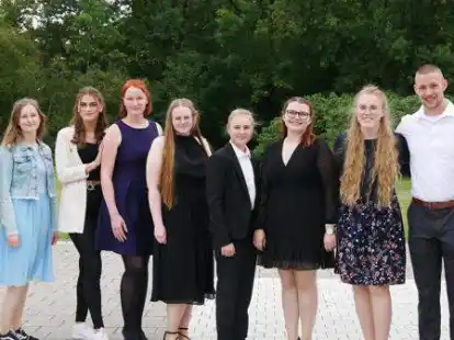 Erfolgreiche Abschl&uuml;sse: die neuen Pflegekr&auml;fte des Klinikums Emden.