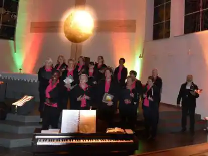 Der Kirchenchor Herz-Jesu gab anl&auml;sslich der Ausstellung zum Thema Frieden ein Konzert in der Herz-Jesu-Kirche Ahlhorn. Links vom Chor sind einige der Lichtobjekte zum Thema Frieden zu sehen.