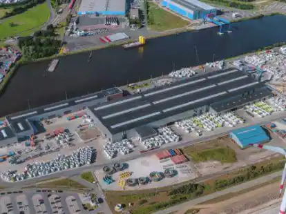 Neuer Auftrag: Die Bettels Fertigteile GmbH am Jar&szlig;umer Hafen.