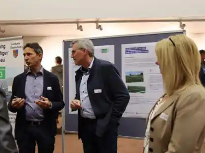 Fachleute informierten die B&uuml;rger auf dem Infomarkt zum Ausbau der Europastra&szlig;e E 233