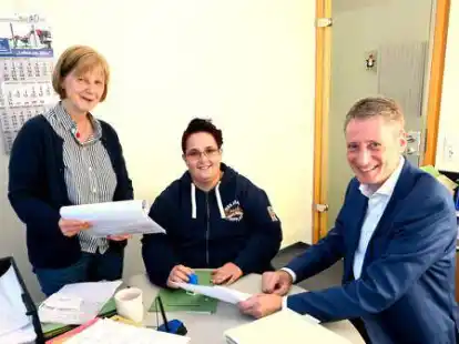 Blick in den Fachdienst Kindertagesst&auml;tten: (von links) Ulrike Birkhof, Josephine Seidel und B&uuml;rgermeister Ralf Wessel.