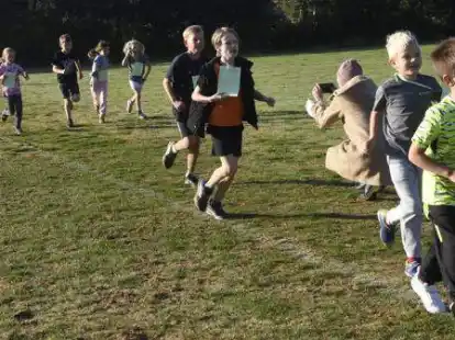 Die M&auml;dchen und Jungen der Grundschule Moorriem drehten ihre Runden f&uuml;r den guten Zweck. Die leeren Akkus konnten sie am gesunden B&uuml;ffet wieder auff&uuml;llen.