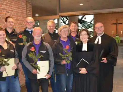 In einem Gottesdienst in der Stadtkirche Jever wurden Andrea Becker, Rebekka Ritter, Hans Mewes, Dieter Becker, Christoph Gerken und Tobias M&uuml;ller (alle PSNV DRK) durch Pfarrerin Julia Neuschwander (Referat Seelsorge im Oberkirchenrat Oldenburg) und Kreispfarrer Christian Scheuer eingef&uuml;hrt.