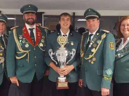 Vereinsmeisterschie&szlig;en, Vereinspokalschie&szlig;en und Michael-B&uuml;cker-Pokalschie&szlig;en der St.-Franziskus-Sch&uuml;tzenbruderschaft Petersdorf: (von links) Schie&szlig;meister Philipp-Mark Buschmann, Brudermeister Markus Stammermann, Simon Schewe, dem Gewinner des Michael-B&uuml;cker-Pokal, stellvertretender Brudermeister Jens Bohmann und Schriftf&uuml;hrerin Ulrike Gehlenborg.