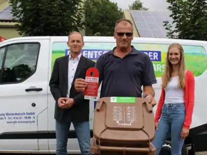 Damit wirklich nur das beim Kompostaufbereiter landet, was auch zu Kompost verarbeitet werden kann, setzt das Entsorgungsunternehmen GIB auf Tonnenkontrolleure wie Marco Bergmann-Osterloh (Mitte). Den Erfolg der Ma&szlig;nahme haben Hans Conze-Wichmann und Alexandra Jan&szlig;en nun schriftlich.