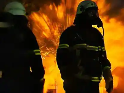 Vor dem Brand&uuml;bungscontainer: Zwei Wildeshauser Feuerwehrm&auml;nner waren bei einer Ausbildungseinheit in Loy.