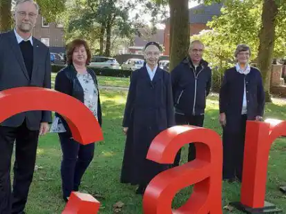 Der Trauerbesuchsdienst im Saterland nimmt seine Arbeit auf (von links): Pfarrer Ludger Fischer, Susanne Br&uuml;ggemann, Schwester Elsmarie, Hans-Dieter Hanekamp und Mechthild Fickers. Es fehlt Maria L&uuml;hring.