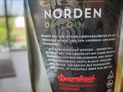 Finden Sie den Fehler? Das Etikett f&uuml;r &bdquo;Norden&ldquo; Dry Gin ordnet die Traditionsmarke Doornkaat allen Friesen zu &ndash; auch in den Niederlanden oder Schleswig-Holstein.