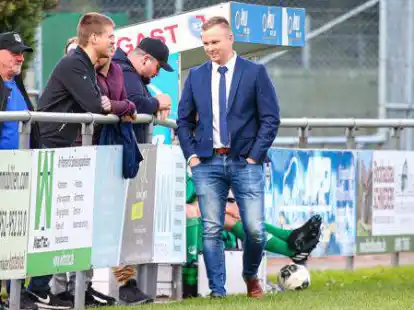 Chris Wiltfang reiste nach der Hochzeitsfeier von Daniel Schwidder, wie auch die anderen Spieler des RSV Visquard, im Anzug nach Leer. Chris Wiltfang fehlt weiterhin verletzungsbedingt im Kader der Krummh&ouml;rner.