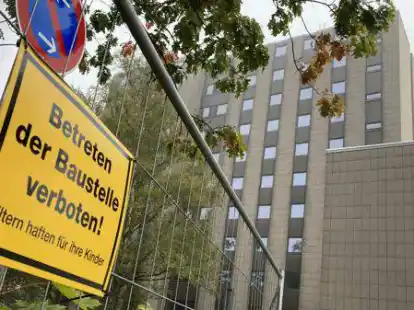 Ein Baustellenschild ist da. Aber von Bauarbeiten ist nichts zu sehen: Das Studentenwohnheim Hermann-Ehlers-Haus steht bereits lange leer.