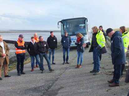 Herbstdeichschau 2022 f&uuml;r die Deichacht Norden: &Ouml;stlich von Norddeich m&uuml;ssen mehrere Kilometer Asphaltstreifen saniert werden. Die Kosten werden aktuell auf rund 2,5 Millionen Euro gesch&auml;tzt.