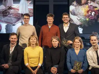 Haben das Programm f&uuml;r die Spielzeit 22/23 vorgestellt: Felix Schauren (Musikvermittler), Matthias Gr&ouml;n (Leiter Junges Staatstheater), Antonio Planelles (Leiter Musikvermittlung) unten von links: Kevin Barz (K&uuml;nstlerischer Leiter Technical Ballroom, untere Reihe, von links), Lina Joost-Kr&uuml;ger (Theatervermittlerin), Nora Hecker (Leitung Dramaturgie und Theatervermittlung Niederdeutsches Schauspiel), Hanna Puka (Leiterin Theatervermittlung), Peter Rech (Theatervermittler)