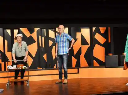 Szene aus &bdquo;Op Hart un Neer&ldquo; mit (v.l.) Rune Opitz, Claudia Ducci, Arnold Preu&szlig; und Ulrike Sch&uuml;tze.