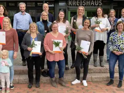 Freuten sich &uuml;ber die Zertifikate: die Tagesm&uuml;tter und Zust&auml;ndigen.