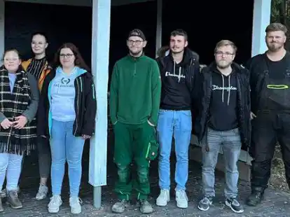 Die Schutzh&uuml;tte an der Schulstra&szlig;e wurde durch das &bdquo;Team B&auml;r&ldquo; renoviert (v.l.) : Marielies Huntemann, Lea Bretgeld, Aileen Greve, S&ouml;ren Meyer, Justin Hohmann, Patrick B&auml;r und Michael Guttmann.