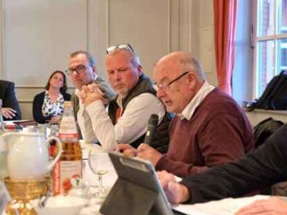 Das Kopfende vom Gemeinderat in Hinte bei der Sitzung: (v.l.) Andreas Weerda (SPD), Sascha Ukena (stv. B&uuml;rgermeister), B&uuml;rgermeister Uwe Redenius (parteil.), Vorsitzender Erich Saathoff (SPD) und der Bauamtsleiter Norbert Dubbels. Im Hintergrund eine Besucherin.