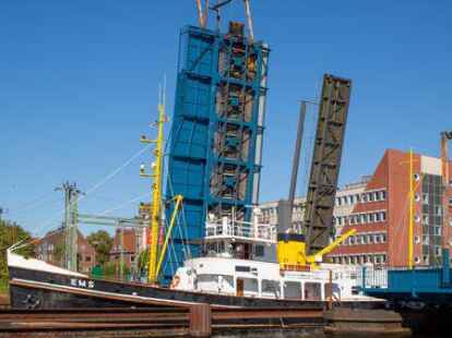 Am Freitagmittag passierte das Traditionsschiff &bdquo;Ems&ldquo; die Klappbr&uuml;cken am alten Binnenhafen.