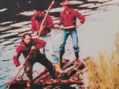 &bdquo;Gestandene M&auml;nner&ldquo;: Henry Petersen (hinten) mit anderen Gewinnern eines Preisausschreibens auf einem selbstgebauten Flo&szlig; in Alaska.