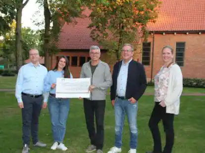 Scheck&uuml;bergabe (v.l.): J&ouml;rg Meyer, Margaryta Mandryk, Klaus Tapken, Franz-Josef Kettmann und Karin Bergmann-H&uuml;ne