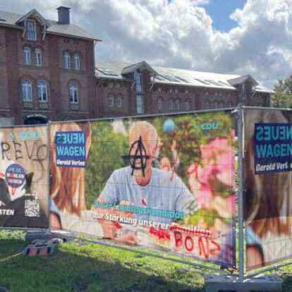 Diese Wahlplakate wurden in Norden zerst&ouml;rt und beschmiert.