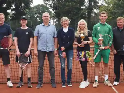 Tennis-Vereinsmeisterschaften beim SV Str&uuml;cklingen (von links): Bernhard Claasen, Timon Pahlke, Andreas Engelmann, Irene Kruse, Agnieszka Kuhmann, Maxymilian Kuhmann und G&uuml;nther Plaisier.