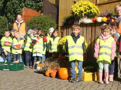 Auf dem Spargelhof Ulrich in D&ouml;tlingen: Tanja Ulrich (von links) mit den Erzieherinnen Melanie Hohnhorst und Dagmar Spille.