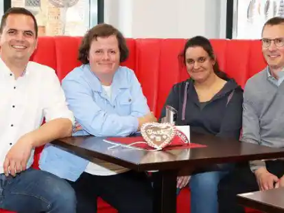 Beim Abschlussgespr&auml;ch in der Manufaktur berichteten die Tauschpartnerinnen und Tauschpartner (v. li.) B&uuml;rgermeister Kristian Kater, Johanna M&auml;hlmann, Renate Asmus und Matthias Lesch von ihren Erlebnissen w&auml;hrend des &bdquo;Schichtwechsels 2022&ldquo;.