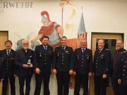 Ehrungen bei der Feuerwehr Scharrel (von links): Andrea Janssen, Hans-Martin Sch&uuml;tte, Karl Peter Schramm, Thorsten Jan&szlig;en, Thomas Deddens, Hans-J&uuml;rgen Deddens, Ortsbrandmeister Michael W&ouml;ste, B&uuml;rgermeister Thomas Otto und Kreisbrandmeister Arno Rauer.
