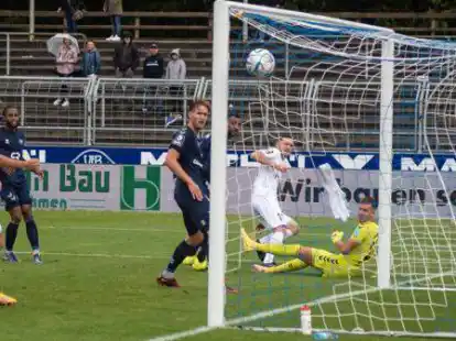 Sp&auml;ter D&auml;mpfer: Markus Ziereis (Zweiter von rechts) trifft in den Winkel zum 1:1. Oldenburgs (von rechts) Pelle Boevink, Marcel Appiah, Oliver Steurer und Dominique Ndure kommen zu sp&auml;t.