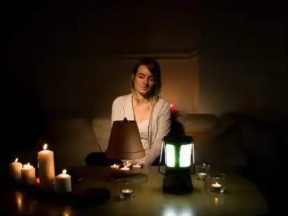 Will man w&auml;hrend eines Stromausfalls nicht im Dunkeln sitzen, sollte man daheim immer einen Grundvorrat an Kerzen und Teelichtern haben.