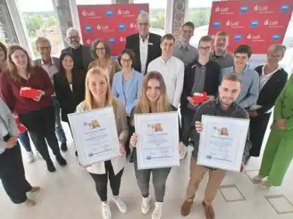 Die besten Facharbeiten wurden jetzt beim Projekt &bdquo;Durchblick&ldquo; ausgezeichnet. &Uuml;ber Preise freuen konnten sich unter anderen (vorn, von links) Vanessa von Deetzen (3. Preis), Claudia Niehaus (1. Preis) und Paul Philipp Rossel (2. Preis) mit ihren Projektteams, ihren Lehrern und den Jurymitgliedern.