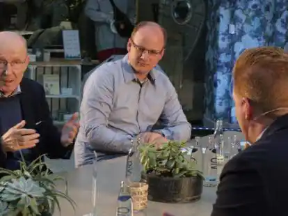 Im Gespr&auml;ch: Willi Lemke (von links) beim VfB-Talk der NWZ mit Patrick Buck (stellv. Leiter NWZ-Stadtredaktion), Michael Weinberg (Gesch&auml;ftsf&uuml;hrer VfB Oldenburg) und Moderator Rudy Sch&ouml;nborn