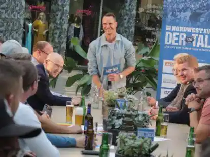 Muntere Diskussionsrunde im Oldenburger Lambertihof: Beim VfB-Talk mit Moderator Rudy Sch&ouml;nborn (Mitte, stehend) gab Ex-Werder-Manager Willi Lemke (links daneben) Tipps an VfB-Gesch&auml;ftsf&uuml;hrer Michael Weinberg (2. von rechts).