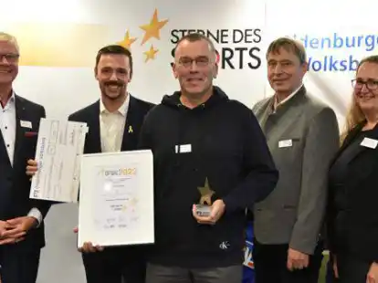 Rainer Koch (Mitte, SV Friedrichsfehn) wurde ausgezeichnet durch (von links) Reinhard Nannemann (Volksbank-Vorstandsmitglied), Tim Focken (Sterne-Botschafter), Gero Büsselmann (Stadtsportbund Oldenburg) und Daniela von Essen (Kreissportbund Ammerland).