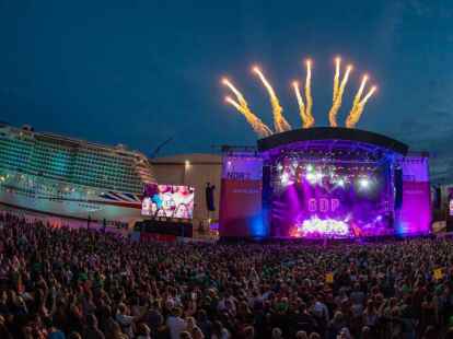 Tausende von Besuchern genossen bei bestem Sommerwetter das Festival auf dem Gel&auml;nde der Meyer Werft in Papenburg.