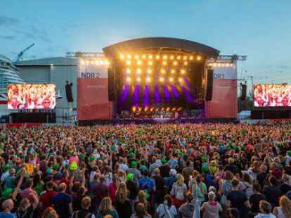 Tausende von Besuchern genossen das Festival auf dem Gel&auml;nde der Meyer Werft.