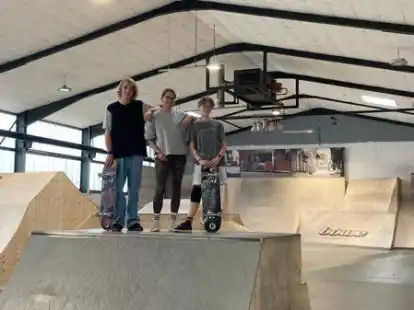 Julian Eilers (von links nach rechts), Gesch&auml;ftsf&uuml;hrerin Frauke Tobiassen und Ulla Enders verbringen jeden Tag in der Auricher Skatehalle.