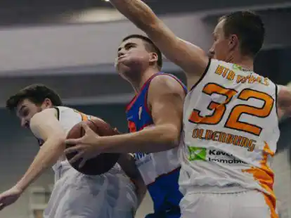 Fokus auf Defensive: Die BTBer Jonathan Gang (rechts) und Paul Gr&uuml;nloh gegen Westerstedes Lazar Klaric