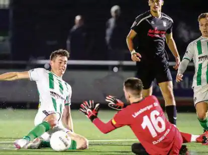 Im Angriffsmodus: Nachdem er zuvor f&uuml;r das 1:0 gesorgt hatte, endete diese Aktion von Luca Mittelst&auml;dt (links) mit einem Foul an LSK-Keeper Haris Zlomusica.
