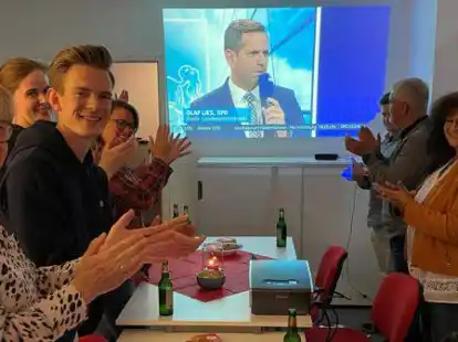 Applaus f&uuml;r Olaf Lies: Er holte den Wahlkreis 70 direkt. Doch den Wahlabend verbrachte er nicht bei der SPD in Jever, sondern in Hannover.