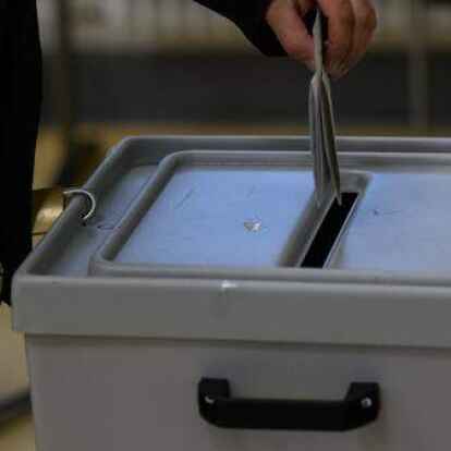 Ein W&auml;hler gibt im Wahlraum  seine Stimme in einer Wahlurne ab. Niedersachsen w&auml;hlte einen neuen Landtag. Foto: Swen Pf&ouml;rtner/