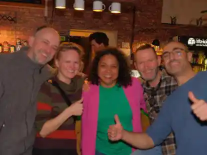 Sie sind zur&uuml;ck: Mit Lena Nzume (Mitte) stellen die Oldenburger Gr&uuml;nen wieder eine Vertreterin im Landtag. Unser Foto zeigt  zusammen mit der neu gew&auml;hlten Abgeordneten Oliver Rohde,  Andrea H&auml;rtel, Hermann Neemann und Alaa Alhamwi (von links).