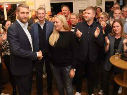 Diie SPD feierte in Urneburg ihren Wahlsieger Thore G&uuml;ldner. Auch CDU-Kandidatin Nadja Lampe gratulierte.