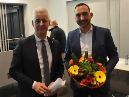 Nico Bloem (r.) konnte mit 42,67 Prozent die meisten Erststimmen f&uuml;r sich verbuchen. Landrat Matthias Groote (SPD) gratulierte ihm zu seinem Sieg mit einem Blumenstrau&szlig;.