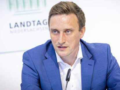 Will neuer CDU-Fraktionschef werden:  Sebastian Lechner, Generalsekret&auml;r der CDU Niedersachsen, gibt ein Statement zum Wahlausgang ab.