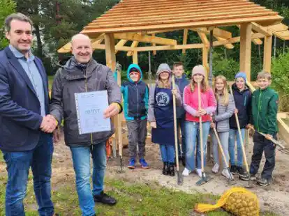 MINT-freundliche Schule: Oberschulrektor Matthias Grau (l.) gratulierte im Beisein von Sch&uuml;lerinnen und Sch&uuml;lern der AG Naturklassenzimmer Fachbereichsleiter Daniel Diemer zur vierten erfolgreichen Zertifizierung in Folge.